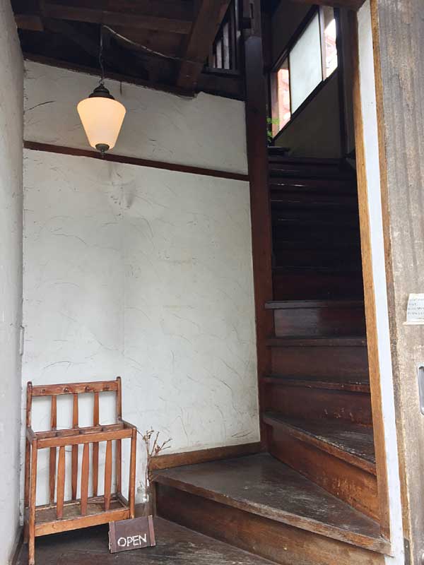 ランチと夜はお酒も 喫煙OKのお洒落なカフェ『ＲＡＩＮＯＮＴＨＥＲＯＯＦ（レインオンザルーフ）』